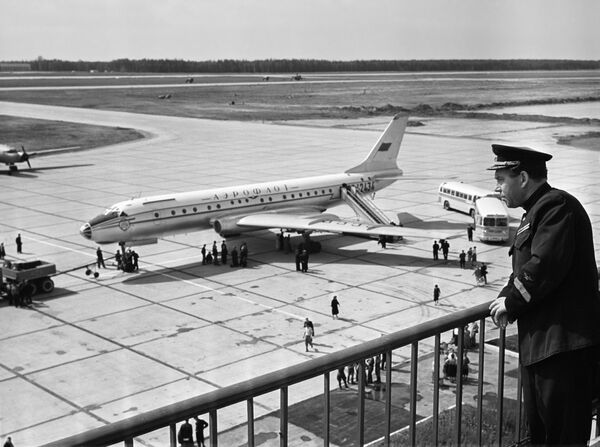 Máy bay TU-104B, từ Leningrad đến Moskva, trên sân bay Sheremetyevo, 1959 - Sputnik Việt Nam