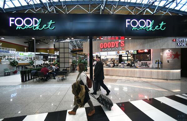 Hành khách tại nhà ga (terminal) B của Sân bay Quốc tế Sheremetyevo ở Moskva, 2018 - Sputnik Việt Nam