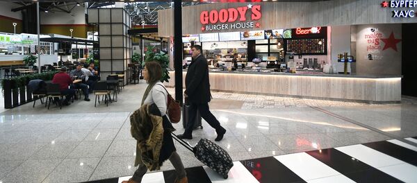 Hành khách tại nhà ga (terminal) B của Sân bay Quốc tế Sheremetyevo ở Moskva, 2018 - Sputnik Việt Nam