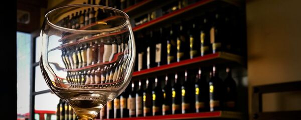 Бокал напротив прилавка с вином - Sputnik Việt Nam