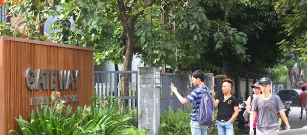 Nhiều người tập trung ngoài cổng trường vì tò mò. Nhiều người tập trung ngoài cổng trường vì tò mò. - Sputnik Việt Nam