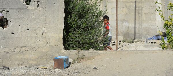 Một người dân địa phương trên đường phố giữa những tòa nhà bị phá hủy tại khu vực Dahane ở Damascus Một người dân địa phương trên đường phố giữa những tòa nhà bị phá hủy tại khu vực Dahane ở Damascus - Sputnik Việt Nam