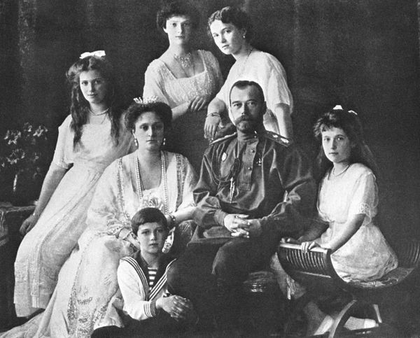 Năm 1918. Gia đình Sa hoàng cuối cùng Nikolai II bị bắn chết. Cho đến nay chưa tìm đủ hài cốt của tất cả các thành viên gia đình này, dẫn đến sự xuất hiện của mấy công chúa Anastasia và những người thừa kế ngai vàng Nga. Năm 1918. Gia đình Sa hoàng cuối cùng Nikolai II bị bắn chết. Cho đến nay chưa tìm đủ hài cốt của tất cả các thành viên gia đình này, dẫn đến sự xuất hiện của mấy công chúa Anastasia và những người thừa kế ngai vàng Nga. - Sputnik Việt Nam