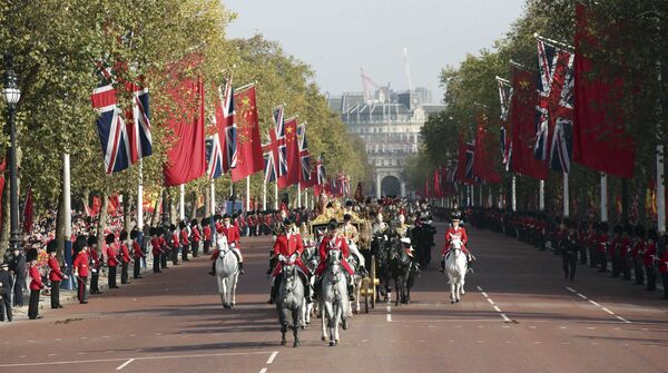 Chủ tịch Trung Quốc Tập Cận Bình và Nữ hoàng Anh Elizabeth II trên đường tới Cung điện Buckingham - Sputnik Việt Nam