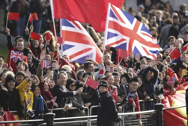 Dân chúng chờ đón ông Tập Cận Bình và Nữ hoàng Anh Elizabeth II tại London - Sputnik Việt Nam