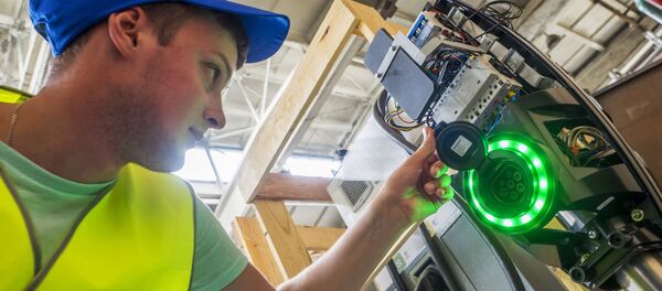 Giới thiệu công việc của trạm sạc pin cho xe ô tô điện được lắp ráp tại xí  nghiệp của Tập đoàn AuditEnergo Group ở St. Petersburg. - Sputnik Việt Nam