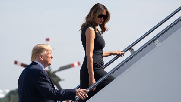 Tổng thống Mỹ Donald Trump và Đệ nhất phu nhân Melania Trump trên thang máy bay tổng thống, Texas - Sputnik Việt Nam