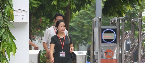  Theo quy định của trường Quốc tế Gateway phải thẻ để kiểm soát việc ra vào.  - Sputnik Việt Nam