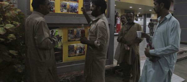 Khán giả tại một rạp chiếu phim ở thành phố Karachi, Pakistan. - Sputnik Việt Nam