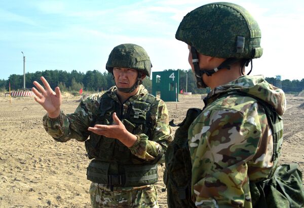 Quân nhân Việt Nam lần đầu tiên mặc thử bộ trang phục Ratnik-2 tại ARMY-2019 - Sputnik Việt Nam