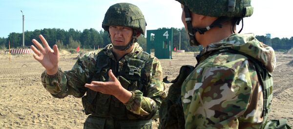 Những người nước ngoài tham gia trong cuộc thi của Hội thao Quân sự Quốc tế - 2019 ở ngoại ô Tyumen đã lần đầu tiên được thử nghiệm tổ hợp thiết bị quân sự của Nga “Ratnik-2” - Sputnik Việt Nam