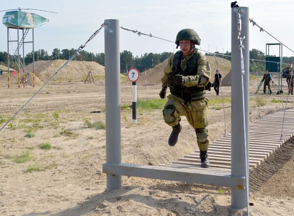 Quân nhân Việt Nam lần đầu tiên mặc thử bộ trang phục Ratnik-2 tại ARMY-2019 - Sputnik Việt Nam