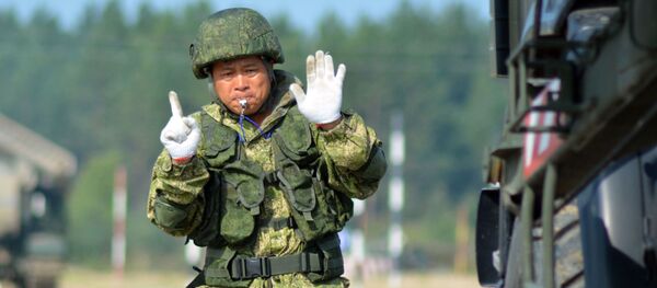 Những người nước ngoài tham gia trong cuộc thi của Hội thao Quân sự Quốc tế - 2019 ở ngoại ô Tyumen đã lần đầu tiên được thử nghiệm tổ hợp thiết bị quân sự của Nga “Ratnik-2” - Sputnik Việt Nam