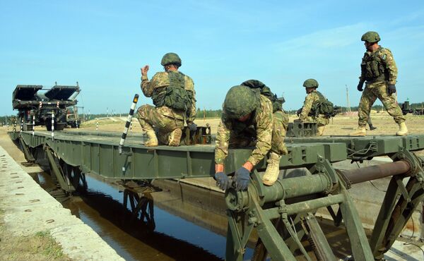 Quân nhân Việt Nam lần đầu tiên mặc thử bộ trang phục Ratnik-2 tại ARMY-2019 - Sputnik Việt Nam