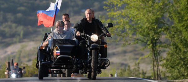 Ông Putin đến dự buổi trình diễn mô-tô trên chiếc xe “Ural” - Sputnik Việt Nam