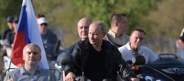 Vladimir Putin đến thăm buổi trình diễn mô-tô quốc tế ở Sevastopol - Sputnik Việt Nam