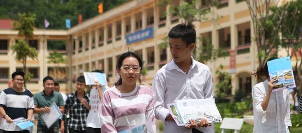 Thí sinh hoàn thành môn thi cuối cùng tại điểm thi trường THPT Hoàng Văn Thụ, thành phố Lạng Sơn, tỉnh Lạng Sơn. - Sputnik Việt Nam