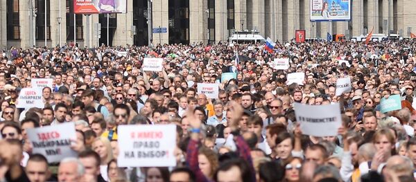 Mit-tinh trên Đại lộ Viện sĩ Sakharov ở thủ đô Nga: Những người ủng hộ các ứng viên độc lập tranh cử vào Duma Matxcơva - Sputnik Việt Nam