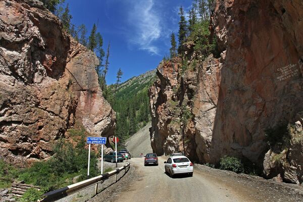 Ô tô trên đường cao tốc liên bang Chuysky Tract ở Cộng hòa Altai - Sputnik Việt Nam