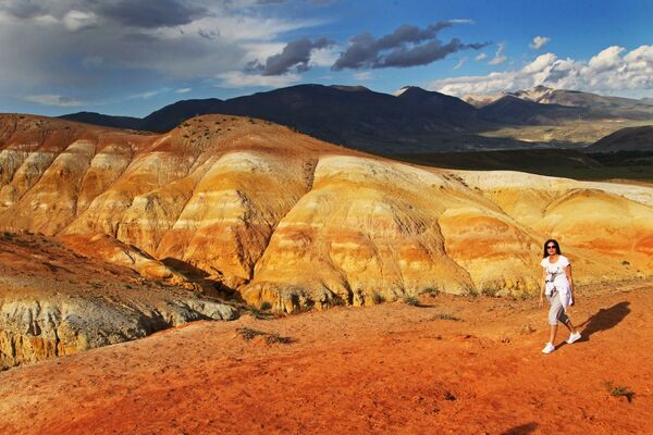 Cô gái ở thung lũng Kyzyl-Chin ở thảo nguyên Chuysky của Cộng hòa Altai - Sputnik Việt Nam