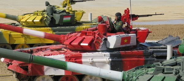 Cuộc đua tiếp sức bán kết đầu tiên giữa các đội tuyển bảng 2 tham gia Tank Biathlon - Sputnik Việt Nam