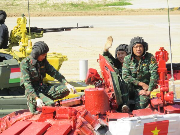 Đội tuyển xe tăng Việt Nam xuất sắc đứng nhất lượt đấu bán kết đầu của bảng 2 Tank Biathlon 2019  - Sputnik Việt Nam