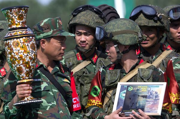 Kỹ sư quân sự Việt Nam giành vị trí thứ ba trong cuộc thi Tuyến đường an toàn tại ARMY - Sputnik Việt Nam