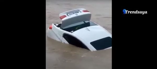 «Cậu bé vàng» đẩy chiếc xe BMW được tặng vì anh ta muốn xe Jaguar - Sputnik Việt Nam
