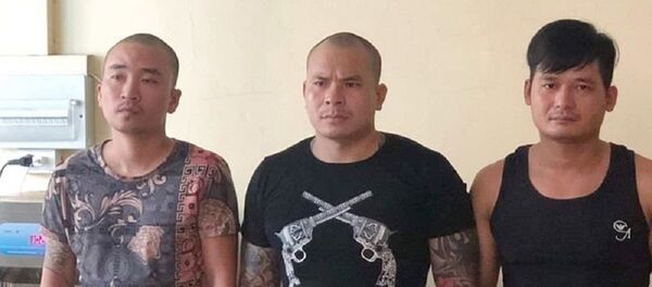 Quang Rambo (giữa) và các đối tượng tại cơ quan công an. - Sputnik Việt Nam