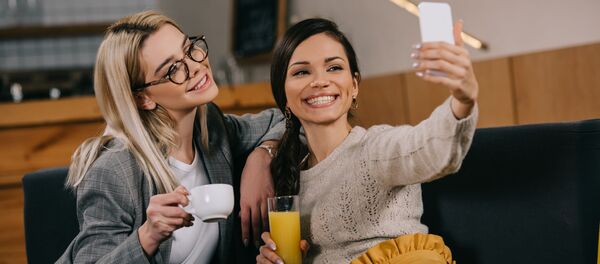 Hai cô gái chụp ảnh tự sướng - Sputnik Việt Nam