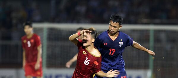U18 Thái Lan (áo xanh) chỉ có thể thủ hoà U18 Việt Nam. - Sputnik Việt Nam
