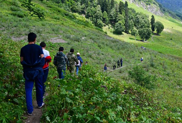 Khách du lịch trong công viên quốc gia Ritsa ở Abkhazia - Sputnik Việt Nam