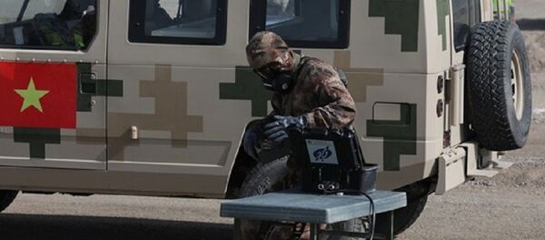 Thiếu úy Cao Văn Diện đang chuẩn bị thực hiện nội dung chuyên ngành Trinh sát hóa học. - Sputnik Việt Nam