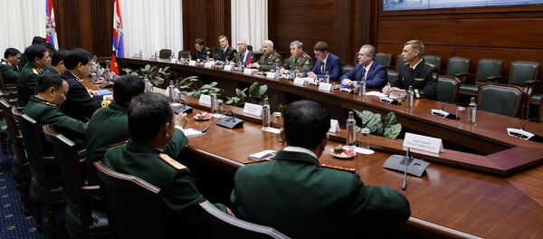 Đại tướng Valery Gerasimov Tổng Tham mưu trưởng Lực lượng vũ trang Nga với Thượng tướng Phan Văn Giang, Tổng tham mưu trưởng QĐND, Thứ trưởng Thường trực Bộ Quốc phòng Việt Nam. - Sputnik Việt Nam