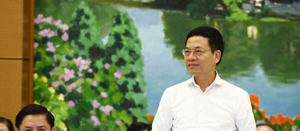 Bộ trưởng Bộ Thông tin và Truyền thông Nguyễn Mạnh Hùng trả lời các câu hỏi của đại biểu nêu. Bộ trưởng Bộ Thông tin và Truyền thông Nguyễn Mạnh Hùng trả lời các câu hỏi của đại biểu nêu. - Sputnik Việt Nam