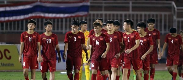 U18 Việt Nam thua Campuchia, qua đó dâng vé vào bán kết cho U18 Malaysia. U18 Việt Nam thua Campuchia, qua đó dâng vé vào bán kết cho U18 Malaysia. - Sputnik Việt Nam