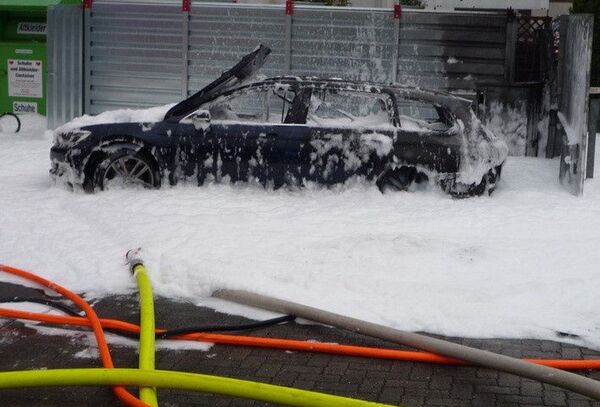 Người phụ nữ đốt cháy chiếc xe hơi trong khi cố gắng bơm xăng ra khỏi xe bằng máy hút bụi - Sputnik Việt Nam