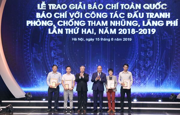 Ông Nguyễn Xuân Phúc nhấn mạnh vai trò của báo chí trong cuộc chiến chống tham nhũng - Sputnik Việt Nam