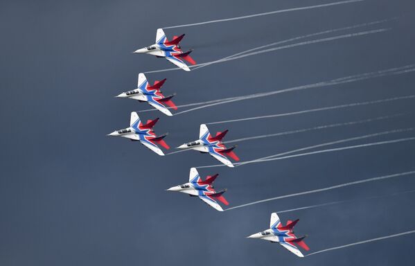 Máy bay MiG-29 của đội nhào lộn trên không “Chim én” tại cuộc thi toàn Nga Aviadarts tại sân tập hàng không Dubrovichi, ngoại ô Ryazan - Sputnik Việt Nam