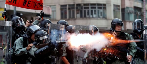 Cảnh sát Hồng Kông sử dụng hơi cay để giải tán người biểu tình - Sputnik Việt Nam