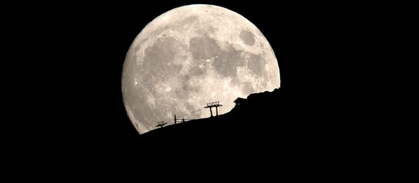 Thang máy trượt tuyết trong đêm rằm trên dãy Helmos ở Hy Lạp Thang máy trượt tuyết trong đêm rằm trên dãy Helmos ở Hy Lạp - Sputnik Việt Nam