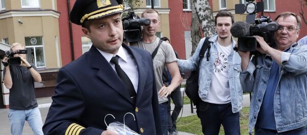 Сơ trưởng chỉ huy chiếc máy bay của hãng hàng không Ural Airlines đã hạ cánh khẩn cấp xuống ruộng ngô là Damir Yusupov - Sputnik Việt Nam