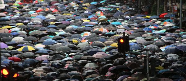 Hàng chục ngàn người biểu tình tuần hành ở Hồng Kông. - Sputnik Việt Nam