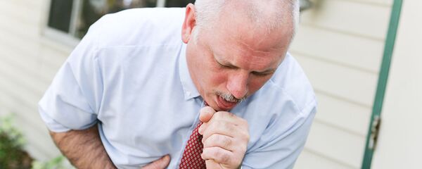 Người đàn ông bị ho. - Sputnik Việt Nam