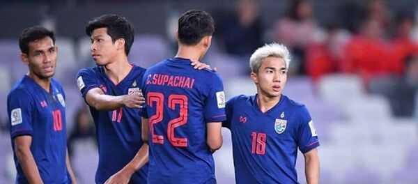 Chanathip (số 18) được mệnh danh là Messi Thái và là cầu thủ quan trọng nhất của tuyển Thái Lan. - Sputnik Việt Nam