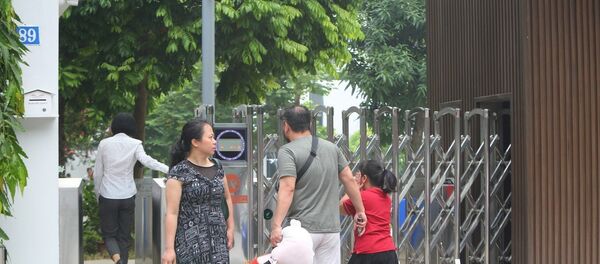  Trong ảnh: Nhiều phụ huynh trực tiếp đưa con đến trường Quốc tế Gateway.  - Sputnik Việt Nam