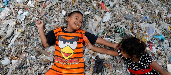 Trẻ em trên núi rác ở làng Bangun, Indonesia - Sputnik Việt Nam