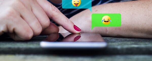 Cô gái viết một tin nhắn Cô gái viết một tin nhắn - Sputnik Việt Nam