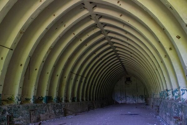 Hangar trong cơ sở bí mật Dvina bị bỏ hoang ở thị trấn Postav, Belarus - Sputnik Việt Nam