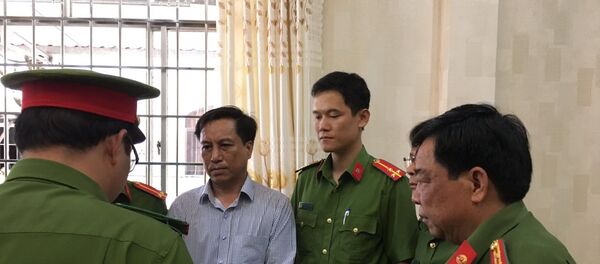 Công an tỉnh Trà Vinh tống đạt quyết định khởi tố bị can, lệnh bắt tạm giam đối với ông Diệp Văn Thạnh. Công an tỉnh Trà Vinh tống đạt quyết định khởi tố bị can, lệnh bắt tạm giam đối với ông Diệp Văn Thạnh. - Sputnik Việt Nam